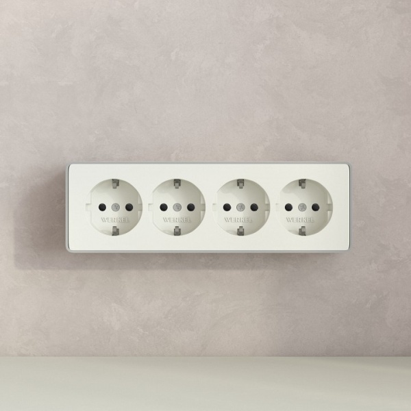 Розетка четверная с заземлением и со шторками Werkel Gallant W5072204